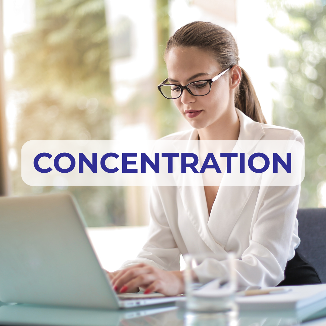 Concentration femme au bureau